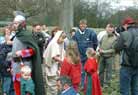 Tenslotte werden drie kinderen uitgekozen om 'geluksstenen' uit te zoeken.