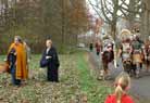 Het Legioen arriveert. Priesters vooraan, dan de dames en de soldaten sluiten de rij..