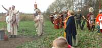 Alle re-enactors in een shot. Bij de opgraving stemmen de drie priesters van Corbvlo de goden gunstig, terwijl en rij soldaten zwijgend toekijkt.